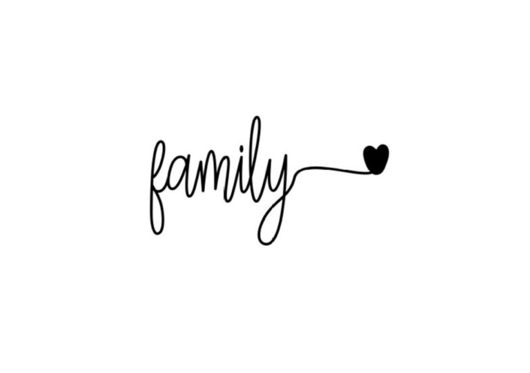 A imagem mostra a palavra "family" escrita em uma fonte cursiva elegante, com uma linha contínua que se estende da última letra e termina em um pequeno coração preto. Essa composição simboliza a conexão e o amor que unem uma família, transmitindo simplicidade, afeto e união.